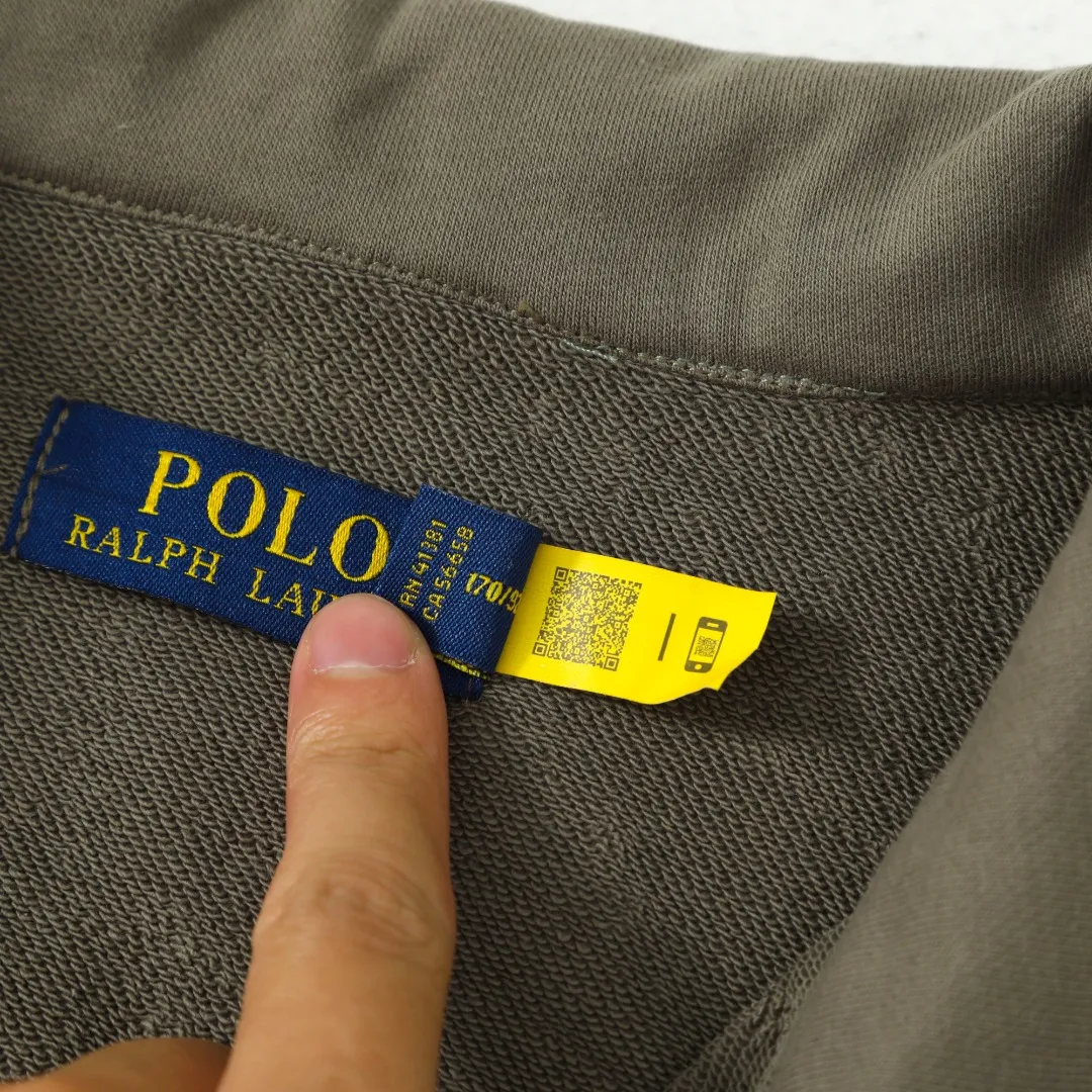 P260 #R99 Ralph Lauren pony logo eight-color half-zip lapel sweatshirt. Wear three times in one suit, easy to switch styles: Fully stand-up collar mode: crisp lapel three-dimensional windproof, taking into account warmth and cool lines, full of coolness ▫️Half-open lazy mode: slightly exposed collarbone, relaxed and comfortable | Pair with a shirt or high collar to show the intellectual atmosphere ▫️Full-open V-neck mode: Visually extends the neck-shoulder ratio | Stacking is more layered, hiding the flesh and making it look slimmer, making it easy to wear with a sense of luxury. Genderless design, shared wardrobe concept: White is gentle and elegant | Black is cool and slimming | Both colors can be used to create a couple CP look. 8 colors are available in the full line | From classic to soft | Meet all daily and occasion dressing needs Quality is reflected in the details: Micro-label logo embroidery | Loose but not procrastinating tailoring | High-grade fabrics ensure a comfortable fit. Easily manage various scenarios such as workplace commuting, weekend leisure, and date travel, effortless chic is the definition of effortless chic.  Color: Black White Navy Mint Green Khaki Pink Yellow Army Green Size: S M L